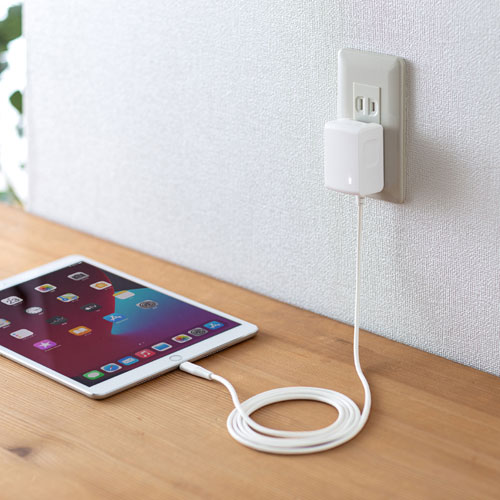 AC充電器（Lightningケーブル一体・2.4A・ホワイト・MFi認証・1.5ｍ）ACA-IP77LT