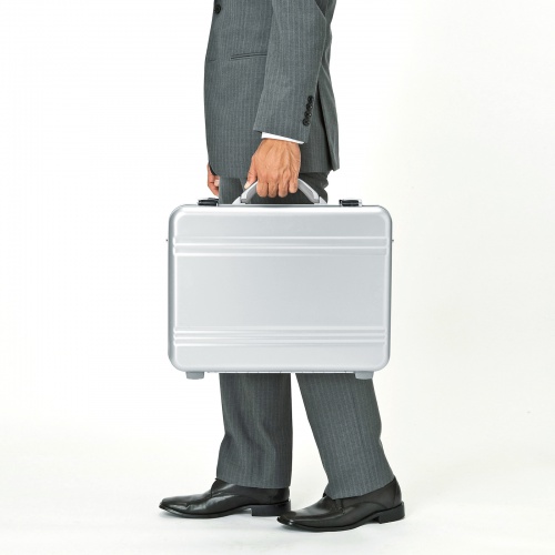 PCアルミケース（バッグ・鍵付き・15.6インチ・仕切り板/小物収納ポーチ付き・ショルダーベルト・ハードケース・セキュリティ・シルバー）