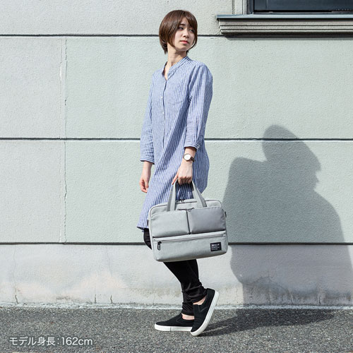 パソコンバッグ（カジュアル・13.3インチ・グレー・ショルダーベルト・キャリーサポーター・軽量）