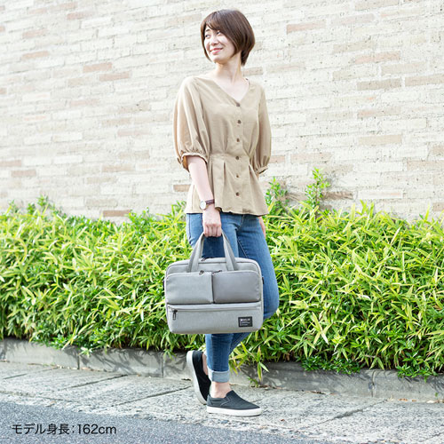 パソコンバッグ（カジュアル・13.3インチ・グレー・ショルダーベルト・キャリーサポーター・軽量）