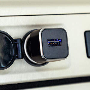 USBカーチャージャー(1ポート・2.4A・12V/24V車対応)