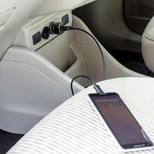 USBカーチャージャー(1ポート・2.4A・12V/24V車対応)