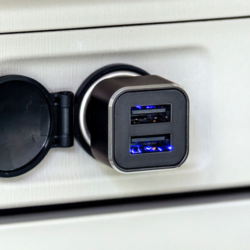 USBカーチャージャー(2ポート・合計最大4.8A・12V/24V車対応)