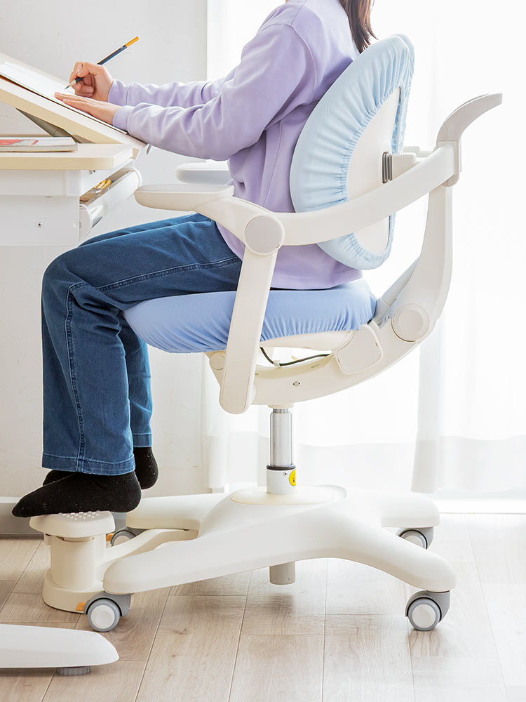 子供用学習椅子 背もたれ前後可動／姿勢を保ちやすい構造