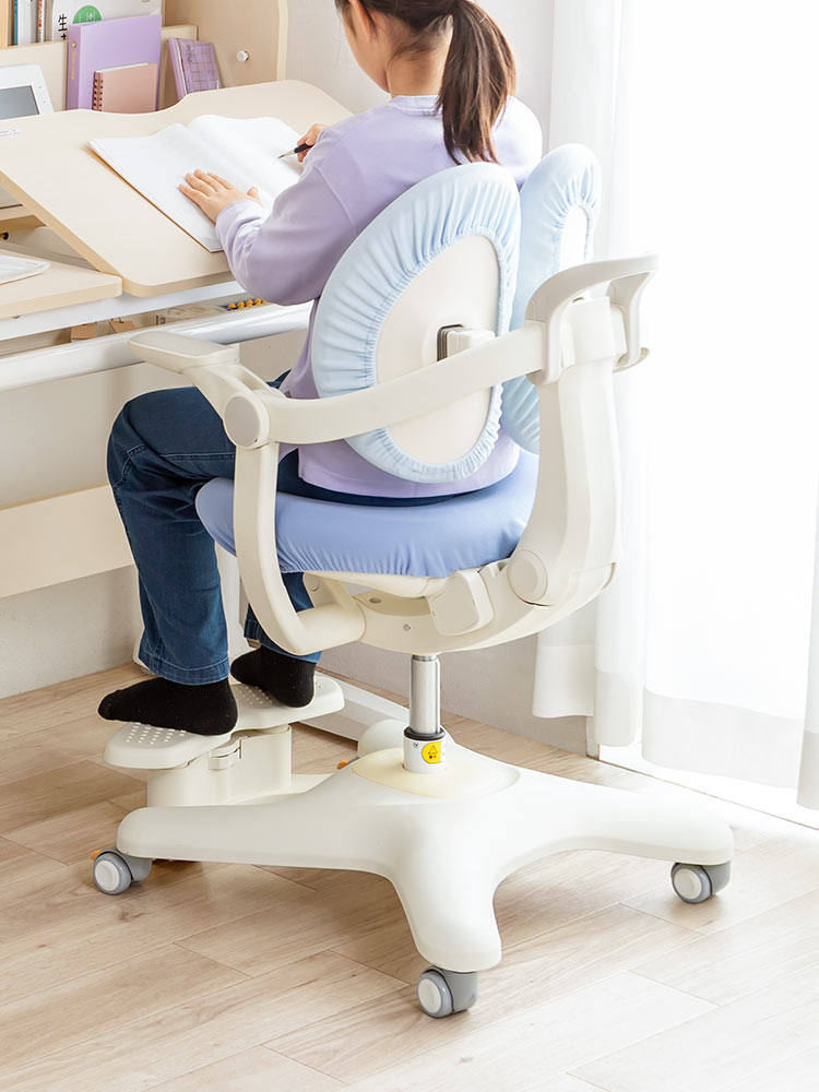 子供用学習椅子 背もたれ前後可動／姿勢を保ちやすい構造