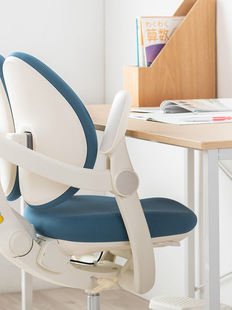 子供用学習椅子 背もたれ前後可動／姿勢を保ちやすい構造