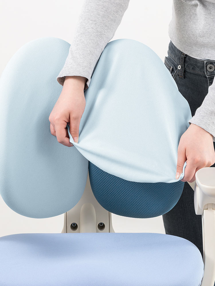 子供用学習椅子 背もたれ前後可動／姿勢を保ちやすい構造