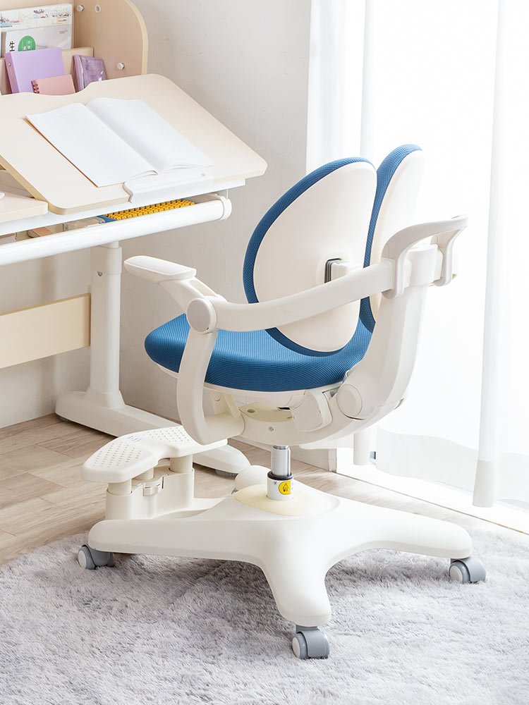 子供用学習椅子 背もたれ前後可動／姿勢を保ちやすい構造