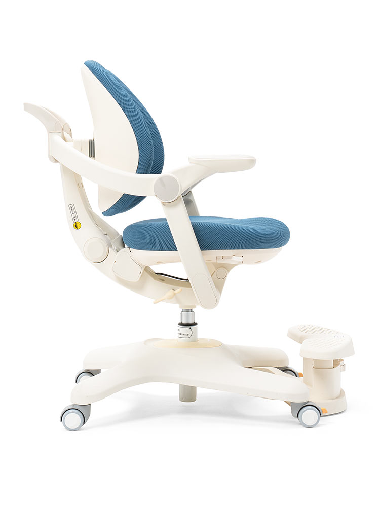 子供用学習椅子 背もたれ前後可動／姿勢を保ちやすい構造