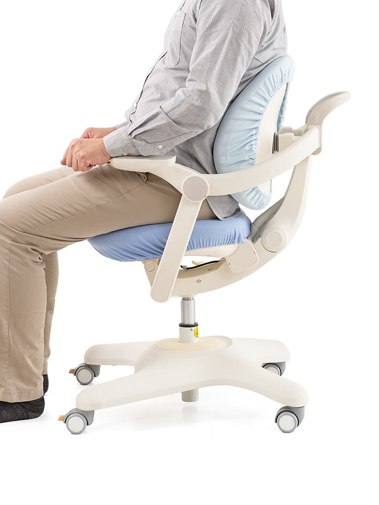 子供用学習椅子 背もたれ前後可動／姿勢を保ちやすい構造