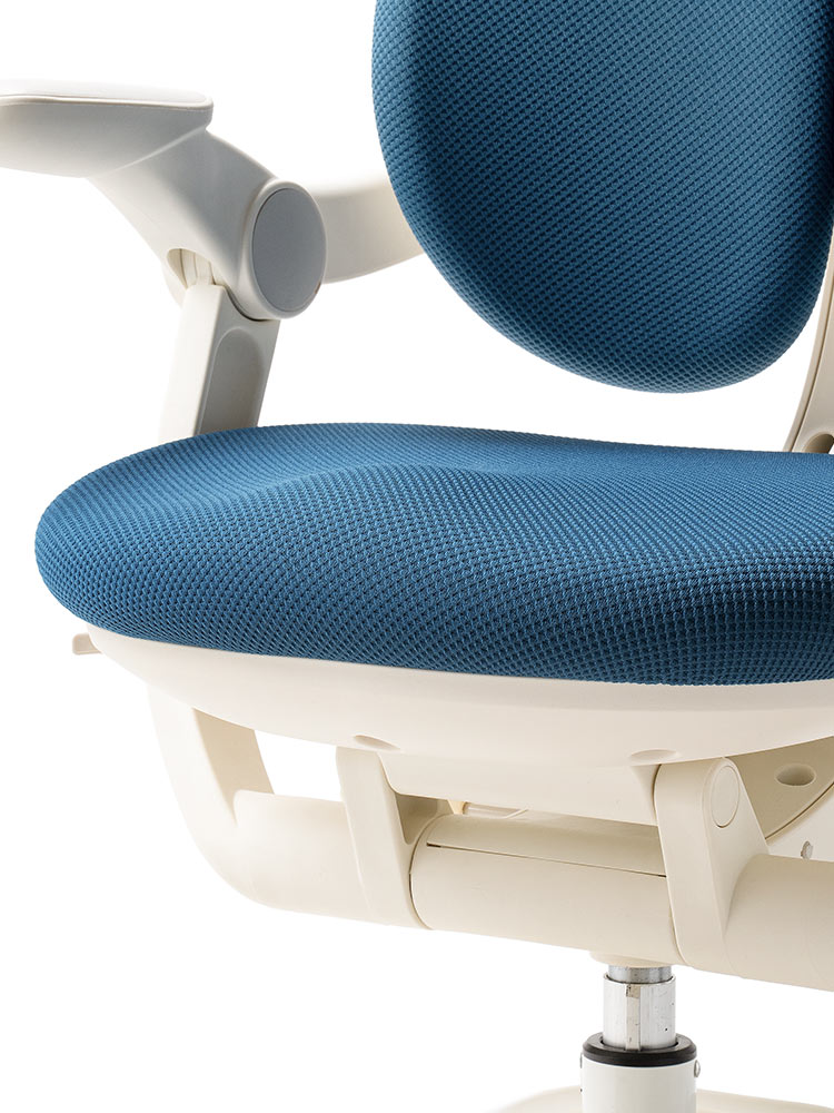 子供用学習椅子 背もたれ前後可動／姿勢を保ちやすい構造