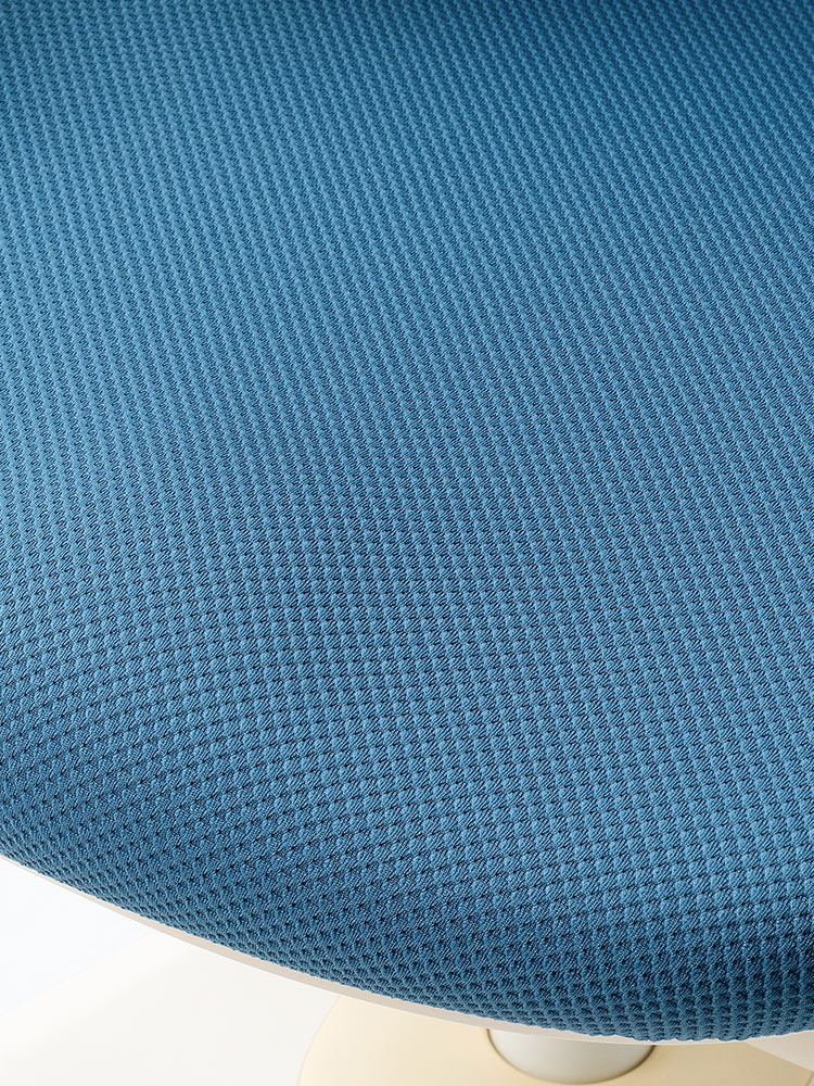 子供用学習椅子 背もたれ前後可動／姿勢を保ちやすい構造