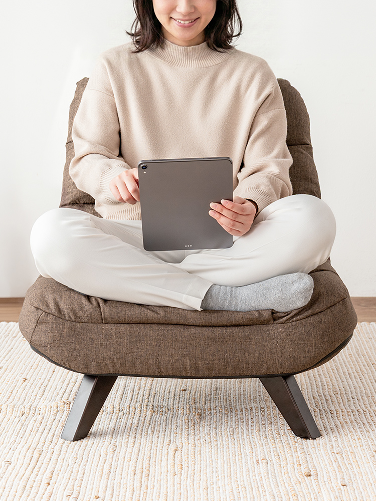 あぐらも組めるワイド座面のロータイプ高座椅子 | ふわふわクッションで極上リラックス