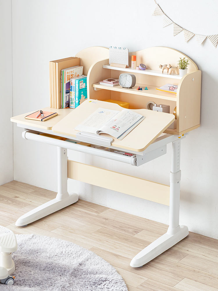 成長に寄り添う学習机 | 高さも角度も自在に調整できる多機能デスク