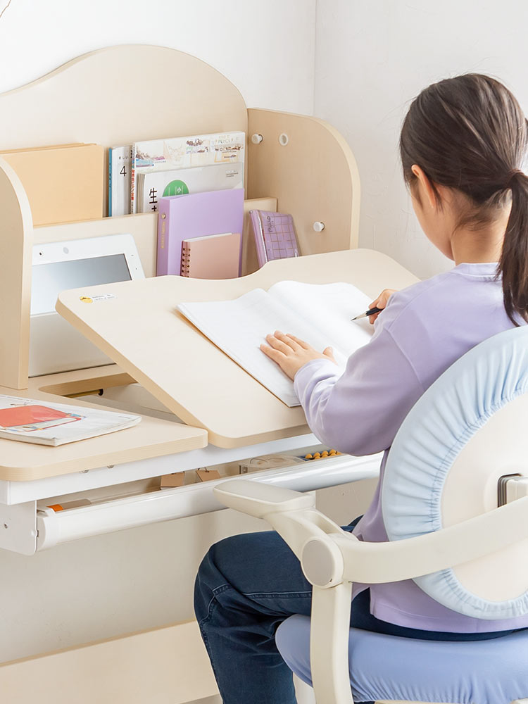 成長に寄り添う学習机 | 高さも角度も自在に調整できる多機能デスク