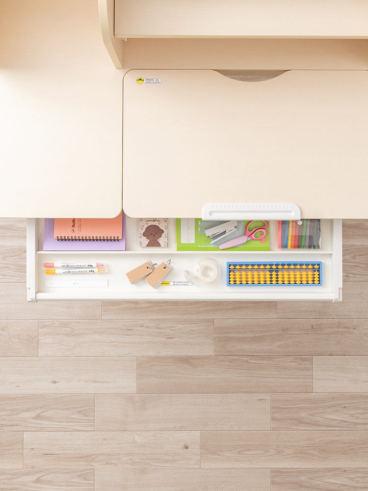 成長に寄り添う学習机 | 高さも角度も自在に調整できる多機能デスク