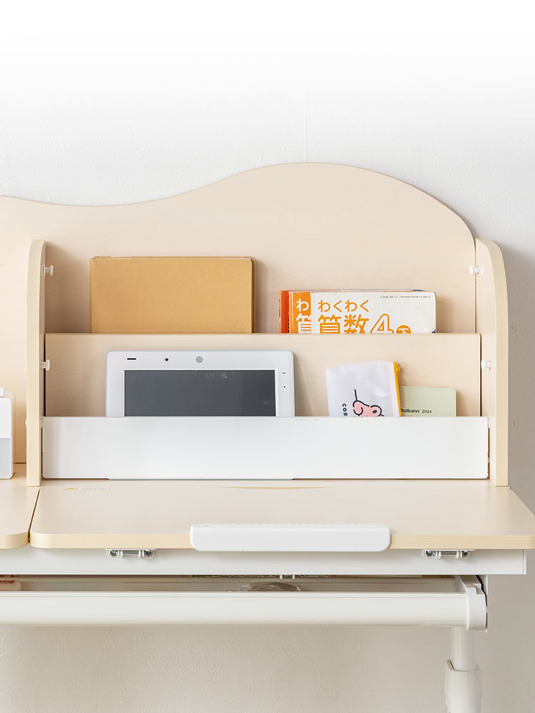 成長に寄り添う学習机 | 高さも角度も自在に調整できる多機能デスク