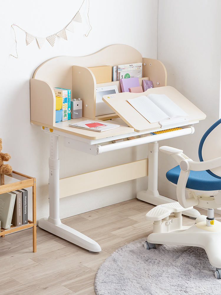 成長に寄り添う学習机 | 高さも角度も自在に調整できる多機能デスク