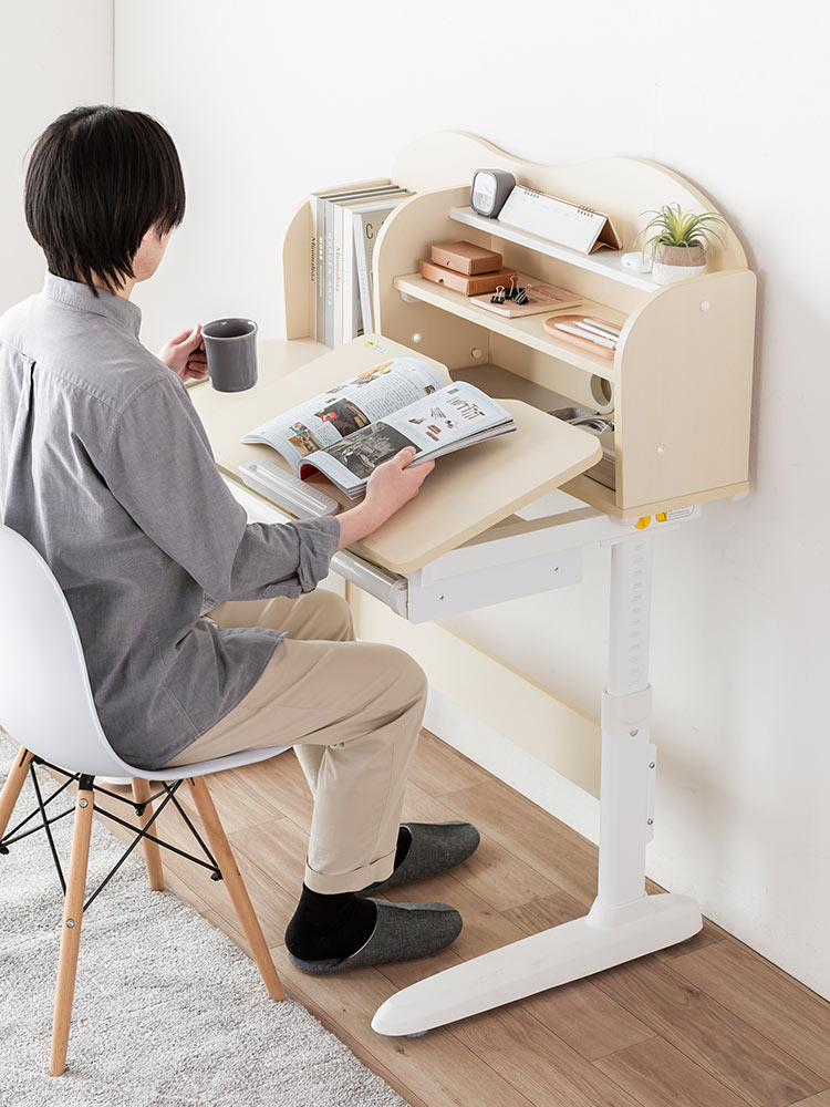 成長に寄り添う学習机 | 高さも角度も自在に調整できる多機能デスク