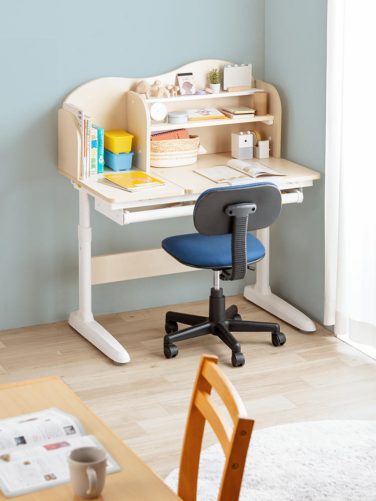 成長に寄り添う学習机 | 高さも角度も自在に調整できる多機能デスク