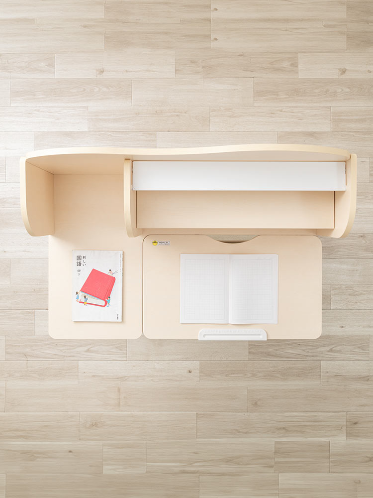 成長に寄り添う学習机 | 高さも角度も自在に調整できる多機能デスク