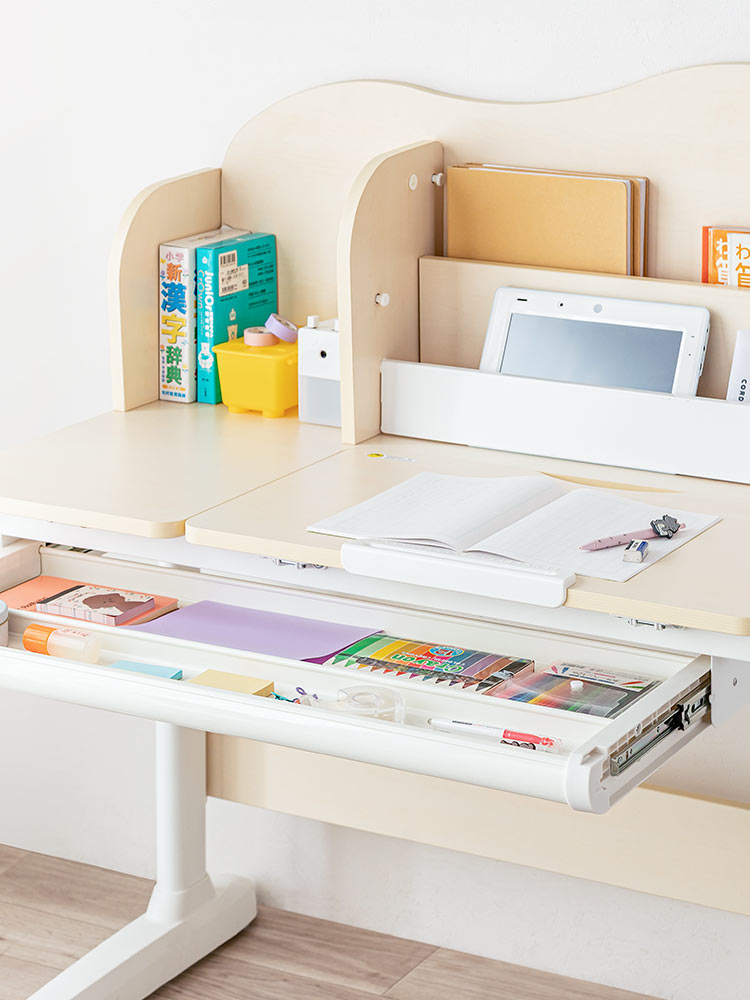 成長に寄り添う学習机 | 高さも角度も自在に調整できる多機能デスク