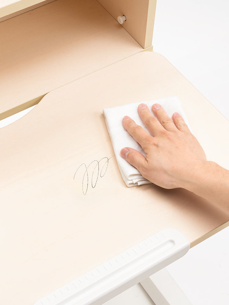 成長に寄り添う学習机 | 高さも角度も自在に調整できる多機能デスク