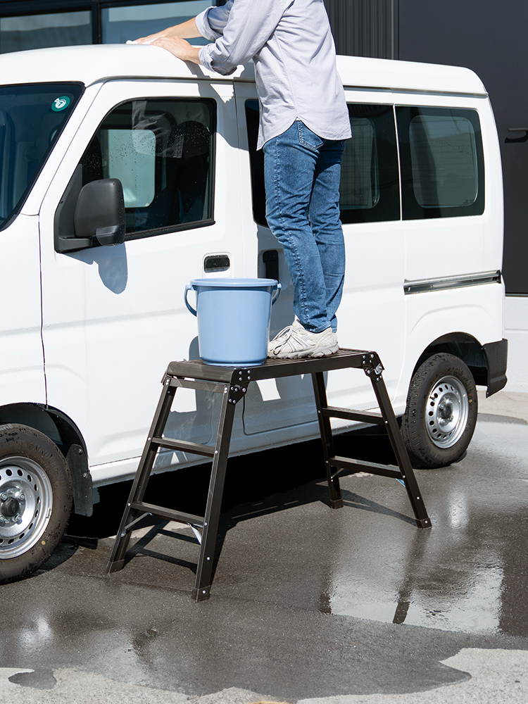 足場台 アルミ脚立(洗車や車メンテナンスにおすすめ 軽量・折りたたみ・高耐荷重タイプ・ブラック)