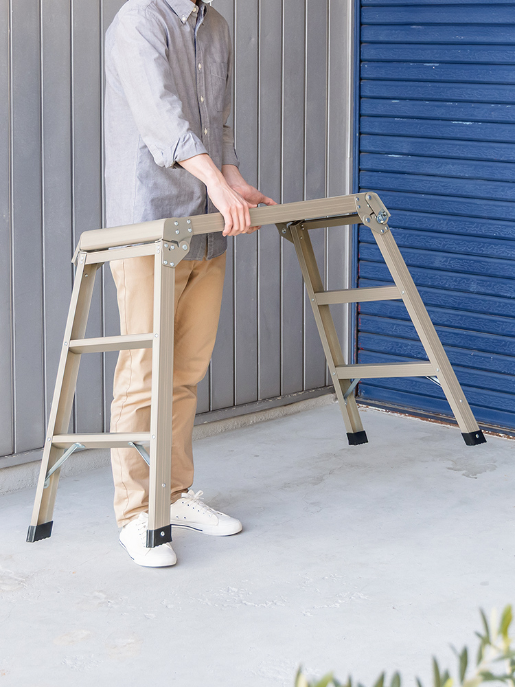 【足場台】洗車に便利軽量折りたたみ高さ70cm耐荷重150kgアルミ ベージュ