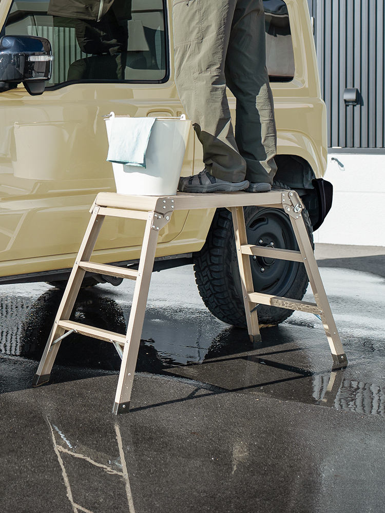 【足場台】洗車に便利軽量折りたたみ高さ70cm耐荷重150kgアルミ ベージュ
