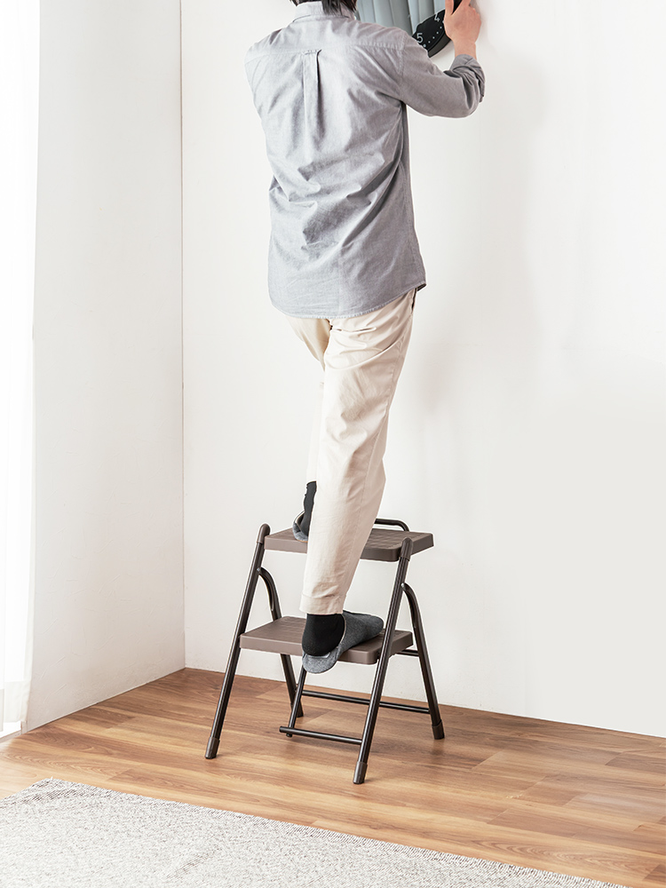 脚立 2段踏み台／折りたたみ・滑り止め加工／室内外で使いやすい設計 ブラウン