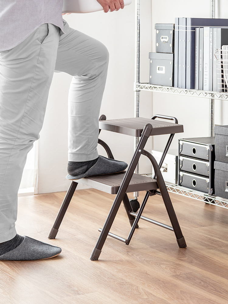 脚立 2段踏み台／折りたたみ・滑り止め加工／室内外で使いやすい設計 ブラウン