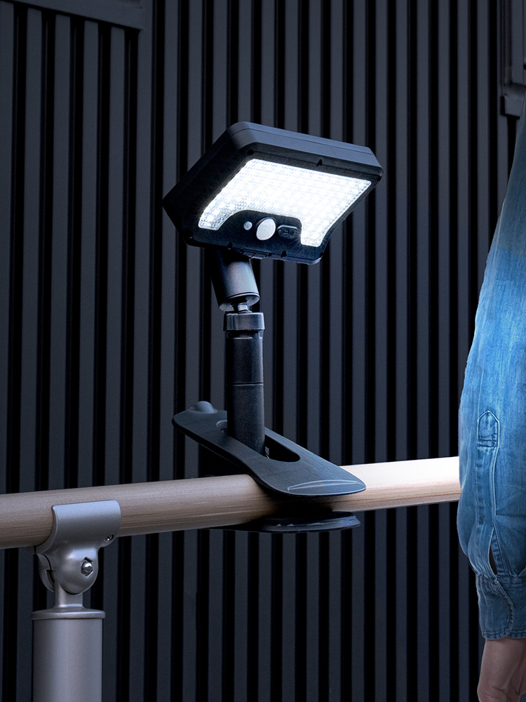 クリップで挟んで使えるソーラー充電式LEDライト | 自立スタンドにもなる2WAY仕様・屋外防水・人感センサー対応