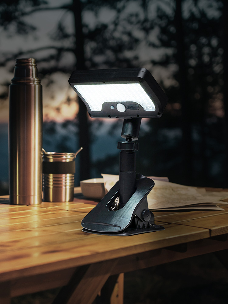 クリップで挟んで使えるソーラー充電式LEDライト | 自立スタンドにもなる2WAY仕様・屋外防水・人感センサー対応