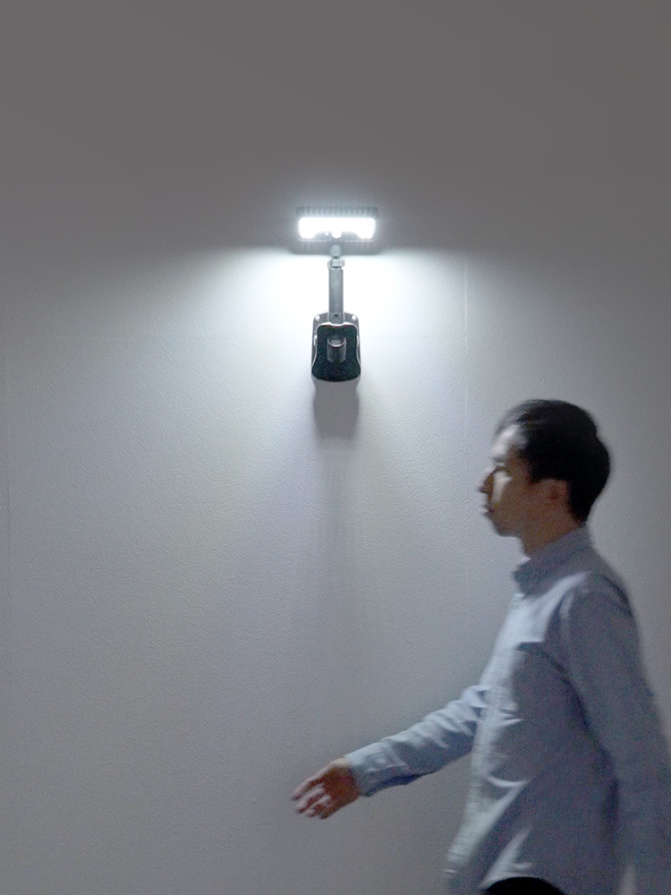 クリップで挟んで使えるソーラー充電式LEDライト | 自立スタンドにもなる2WAY仕様・屋外防水・人感センサー対応