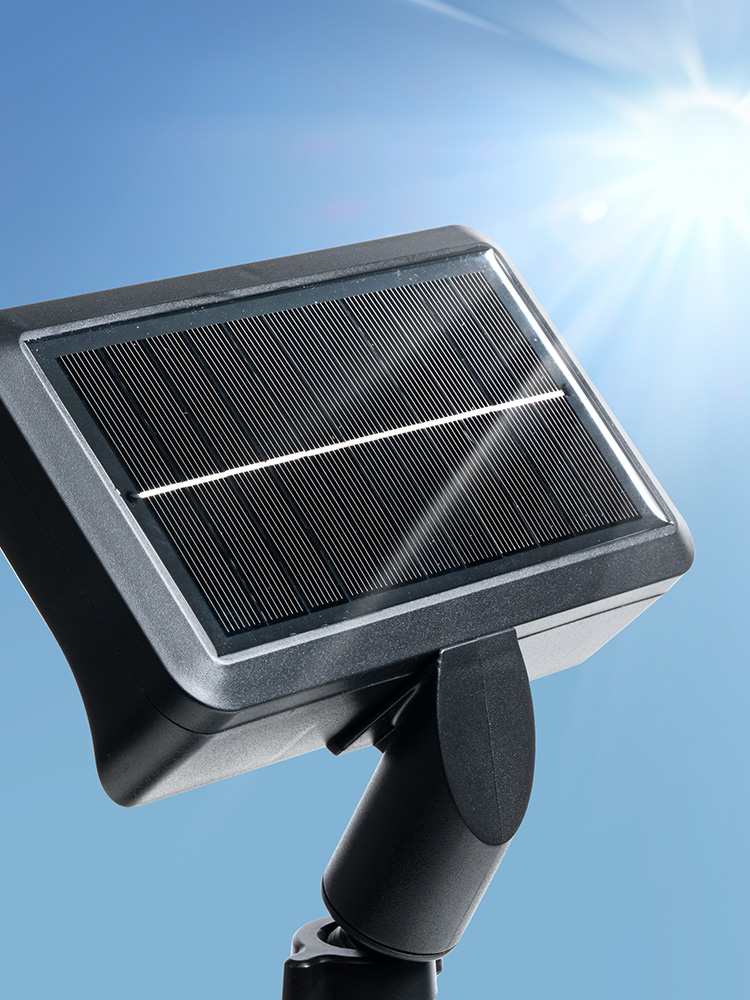クリップで挟んで使えるソーラー充電式LEDライト | 自立スタンドにもなる2WAY仕様・屋外防水・人感センサー対応