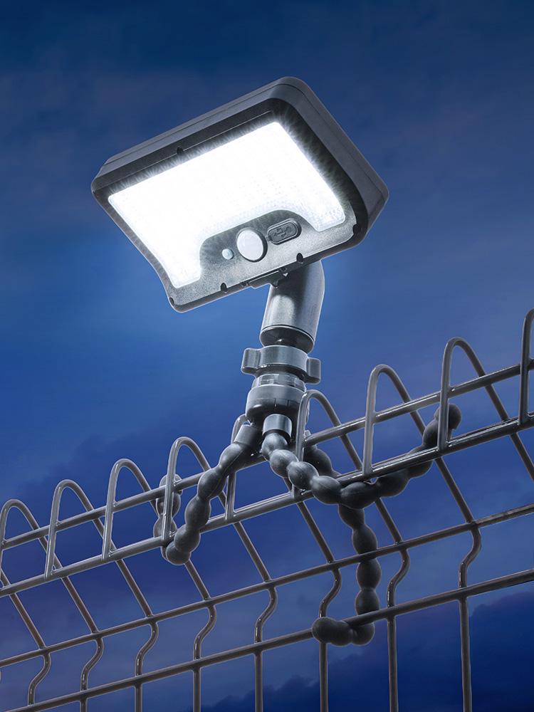フレキシブルアームでメッシュフェンスや枝に巻けるLEDソーラーライト | 防水・人感センサー搭載で屋外・車庫・キャンプ照明に最適