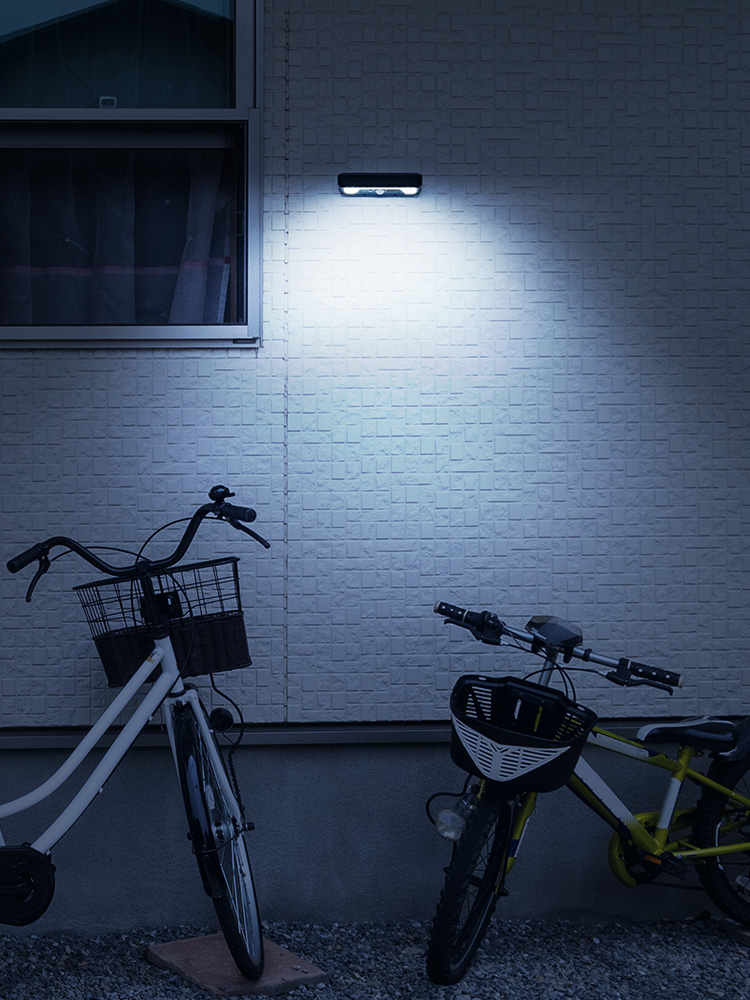 フレキシブルアームでメッシュフェンスや枝に巻けるLEDソーラーライト | 防水・人感センサー搭載で屋外・車庫・キャンプ照明に最適