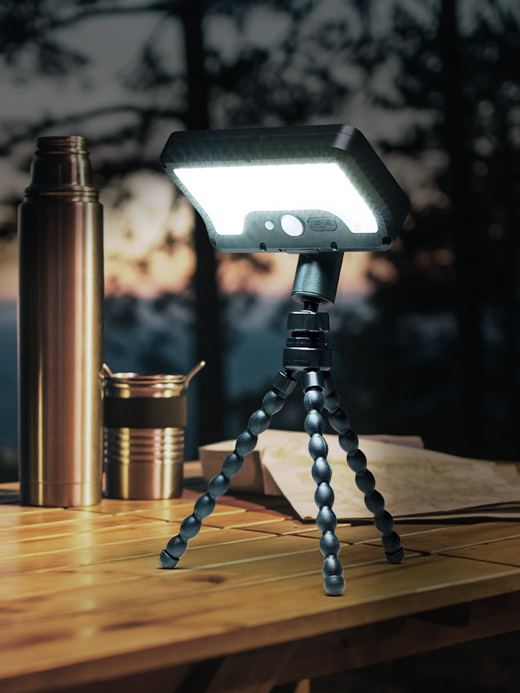 フレキシブルアームでメッシュフェンスや枝に巻けるLEDソーラーライト | 防水・人感センサー搭載で屋外・車庫・キャンプ照明に最適