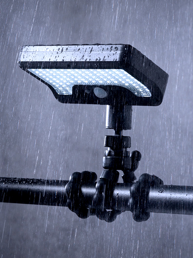 フレキシブルアームでメッシュフェンスや枝に巻けるLEDソーラーライト | 防水・人感センサー搭載で屋外・車庫・キャンプ照明に最適