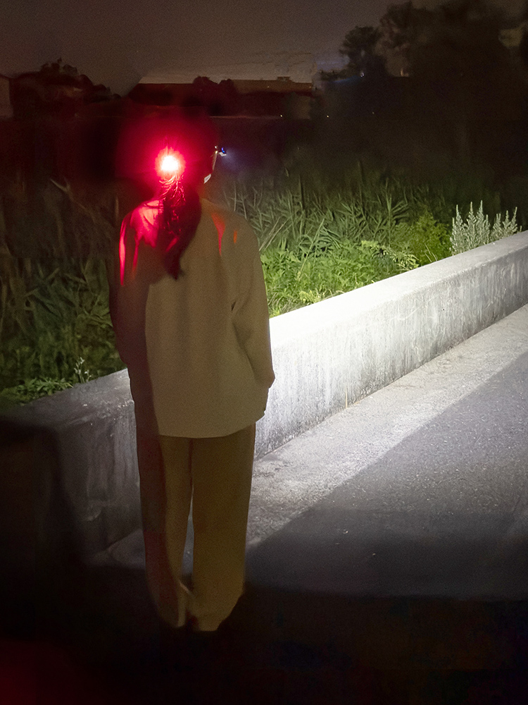 【便利】手かざしで簡単操作!耳・首掛け対応の充電式LEDヘッドライト