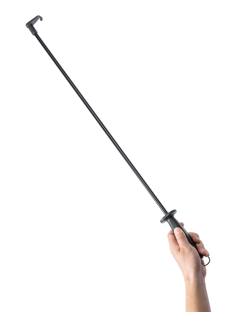 吊り下げ式スクリーンを引き下げやすくする軽量アルミ製フック棒、80cmでロールスクリーンにも使える