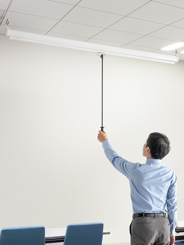 吊り下げ式スクリーンを引き下げやすくする軽量アルミ製フック棒、80cmでロールスクリーンにも使える