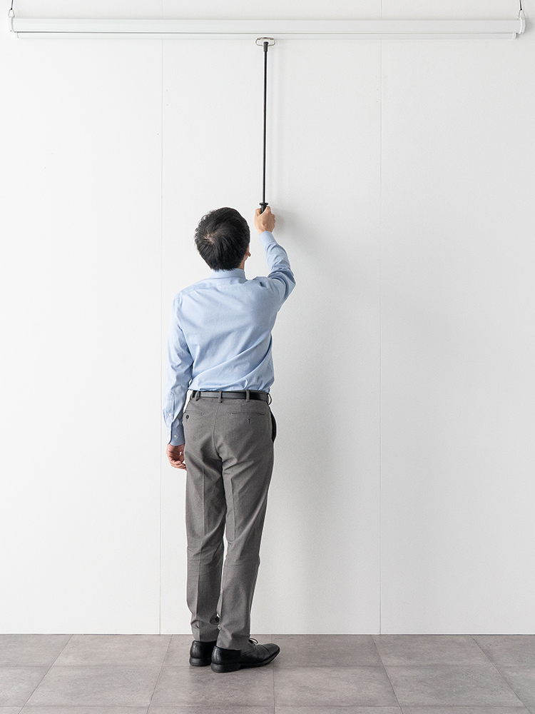 吊り下げ式スクリーンを引き下げやすくする軽量アルミ製フック棒、80cmでロールスクリーンにも使える