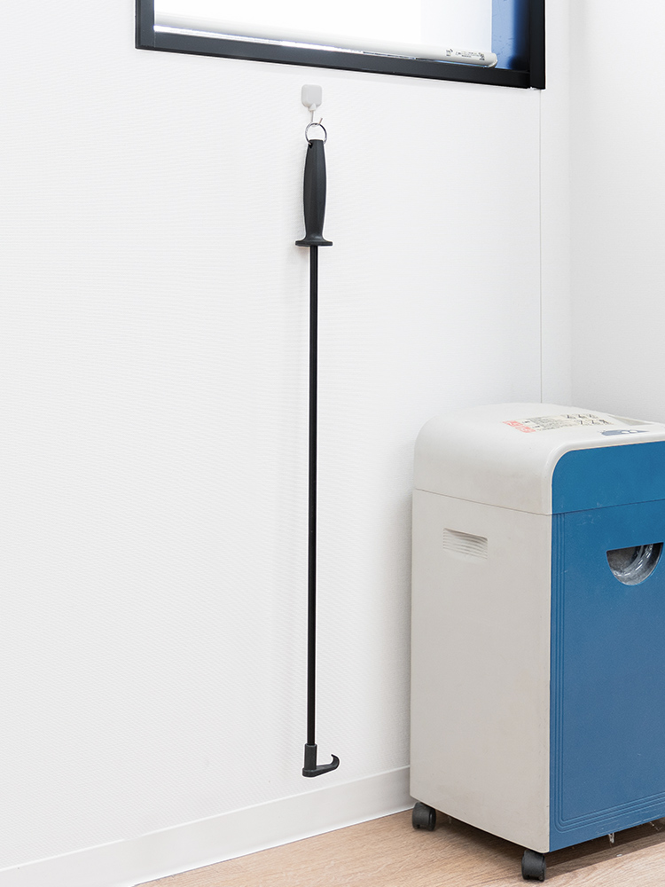 吊り下げ式スクリーンを引き下げやすくする軽量アルミ製フック棒、80cmでロールスクリーンにも使える