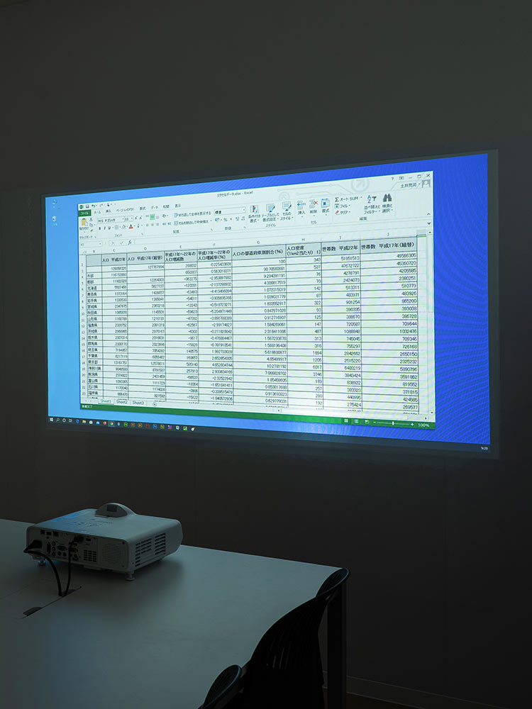 【プロジェクタースクリーン】超短焦点対応マグネット式 80インチ