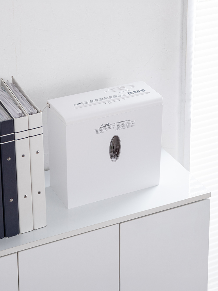 机の上で使えるコンパクト電動シュレッダー クロスカットで個人情報をしっかり守る ホワイト