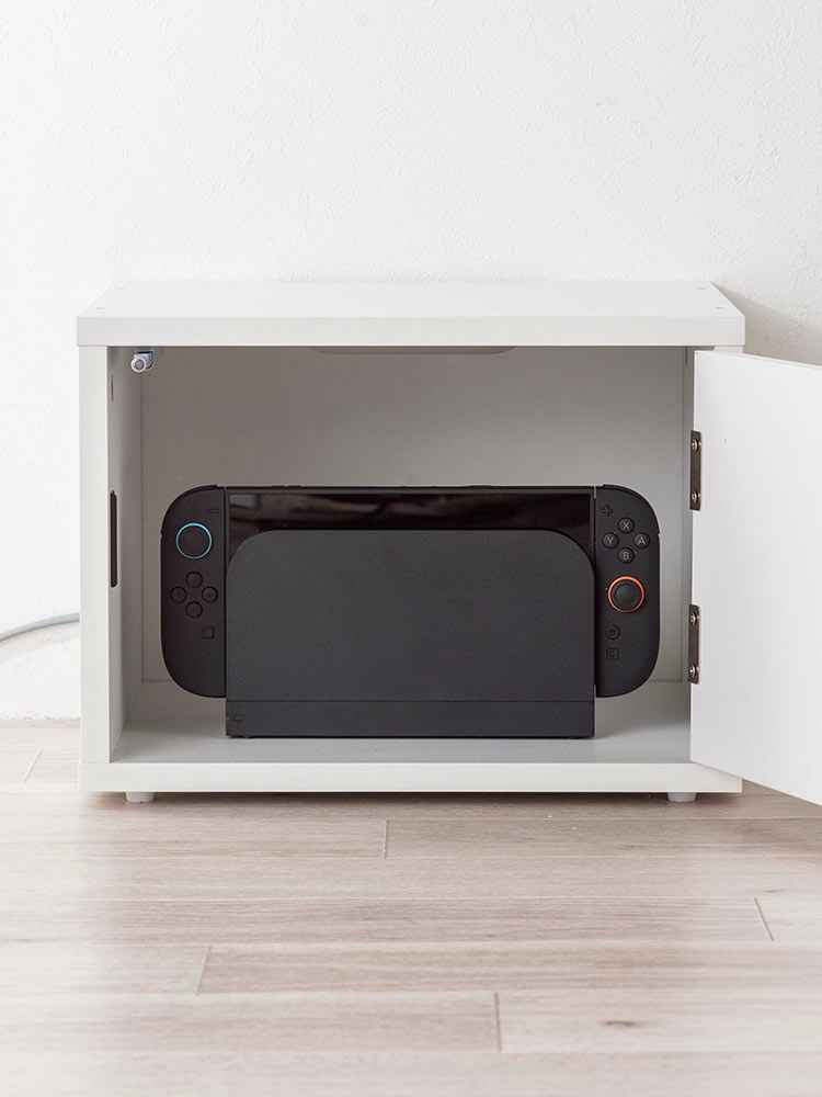 鍵付き木製キューブボックス | 小型セキュリティボックス – プッシュ開閉・ケーブル配線対応