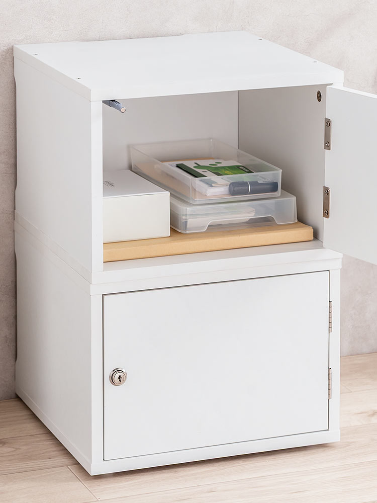 鍵付き木製キューブボックス | 小型セキュリティボックス – プッシュ開閉・ケーブル配線対応