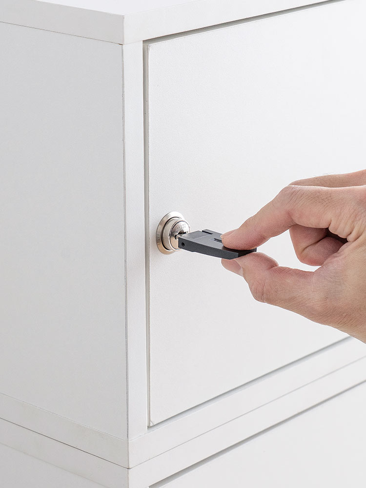 鍵付き木製キューブボックス | 小型セキュリティボックス – プッシュ開閉・ケーブル配線対応